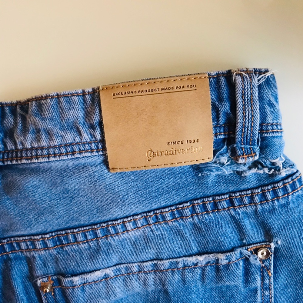 STRADIVARIUS DISTRESSED VINTAGE BLUE DENIM SHORTS - Picture 6 of 6